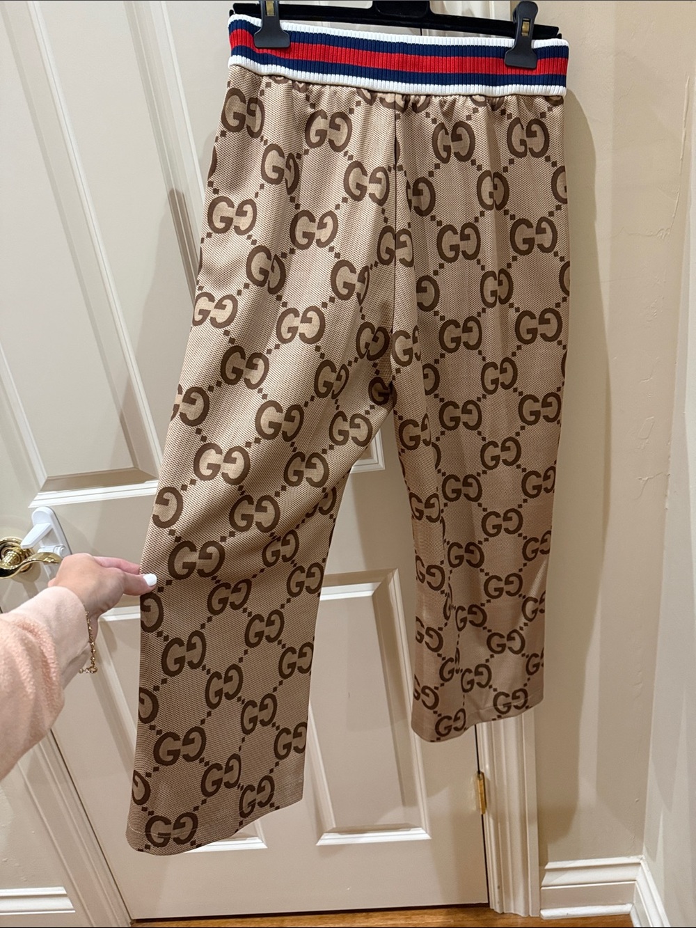 Gucci capri loose large logo pants. Size medium BNWT. Never worn. - Picture 6 of 10